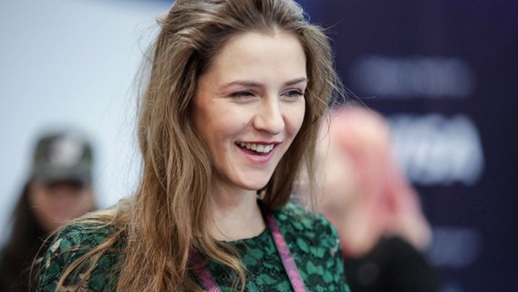 Jana Burčeska lacht im Backstage-Bereich des Messezentrums in Kiew. © Eurovision.tv Foto: Thomas Hanses