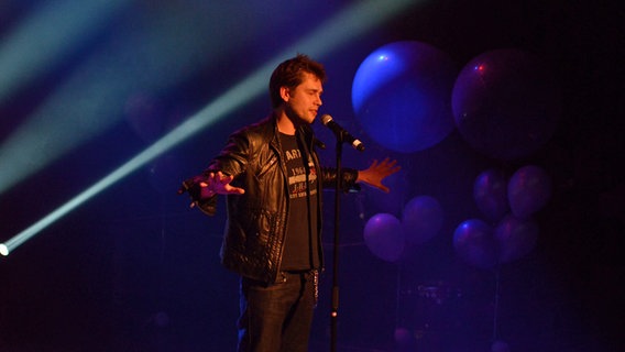 Andrius Pojavis aus Litauen bei Eurovision in Concert in Amsterdam © NDR Foto: Patricia Batlle