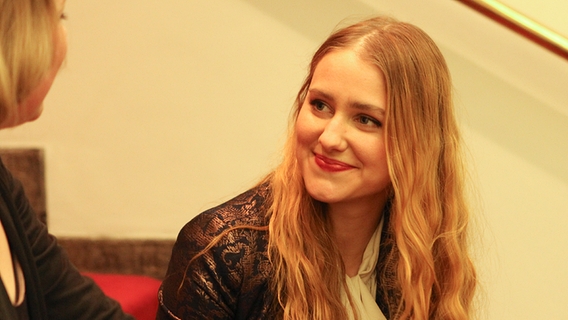 Mia Diekow beim Interview mit eurovision.de. © NDR Foto: Claudia Timmann