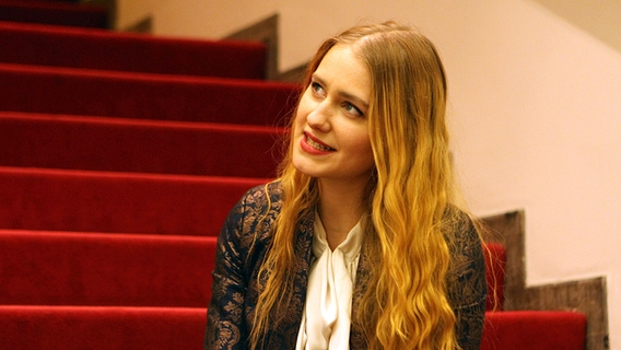 Mia Diekow beim Interview auf einer roten Treppe. © NDR Foto: Claudia Timmann