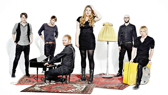Die sechs Musiker der Band Mobilée. © Universal Music Foto: Ben Wolf