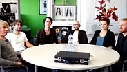 Die sechs Musiker der Band Mobilée sitzen an einem Konferenztisch. © NDR 