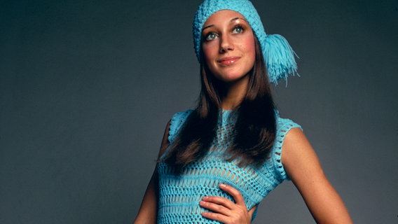 US-Schauspielerin Marisa Berenson in Seventies-Mode © picture alliance/united archives 