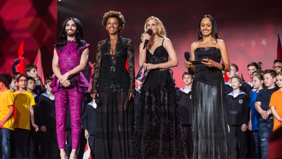 Conchita, Arabella Kiesbauer, Mirjam Weichselbraun und Alice Tumler auf der ESC-Bühne in Wien. © NDR Foto: Rolf Klatt