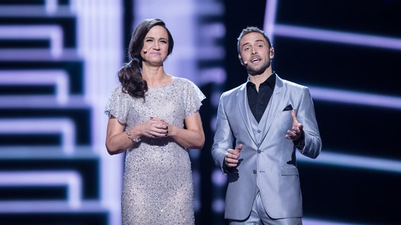 Måns Zelmerlöw und Comedian Petra Mede auf der Bühne. © NDR/Rolf Klatt Foto: Rolf Klatt