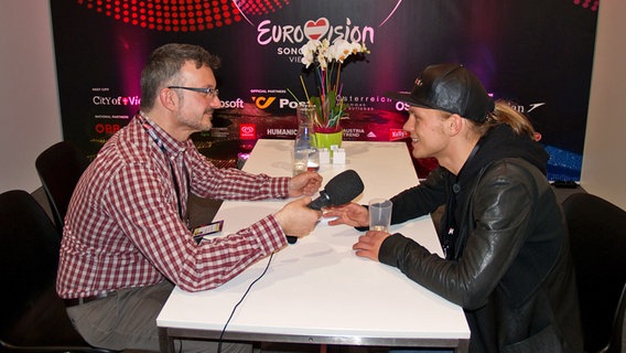 Eduard Romanyuta im Interview mit Irving Wolther von eurovision.de © NDR Foto: Irving Wolther