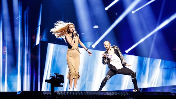 Lidia Isac singt. im Hintergrund ein Tänzer. © eurovision.tv Foto: Thomas Hanses
