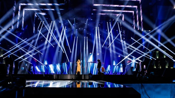 Lidia Isac auf der großen Bühne mit blauer Lichtshow. © eurovision.tv Foto: Thomas Hanses