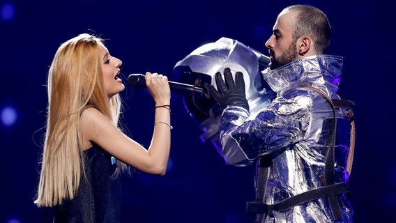 Lidia Isac singt, ihr gegenüber steht ein Tänzer, der als Astronaut verkleidet ist. © eurovision.tv Foto: Andres Putting (EBU)