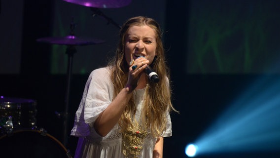 Die Britin Molly singt bei Eurovision in Concert in Amsterdam © NDR Foto: Patricia Batlle