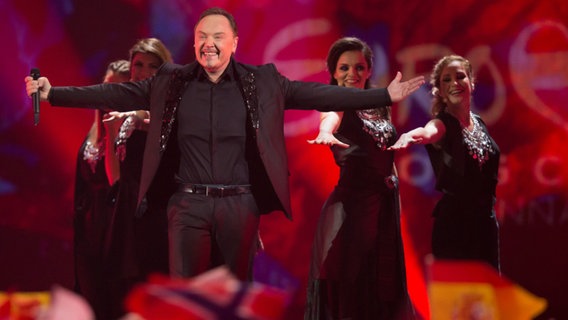 Knez und Tänzerinnen auf der ESC-Bühne in Wien. © NDR Foto: Rolf Klatt