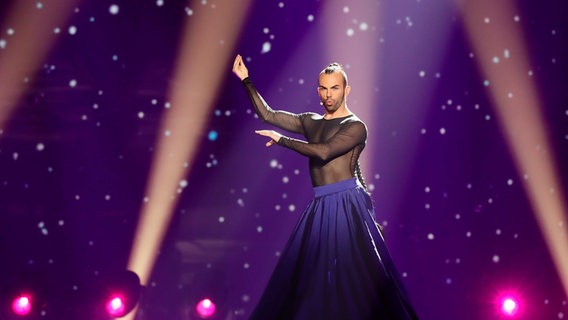 Slavko Kalezić performt "Space" auf der Bühne in Kiew. © Eurovision.tv Foto: Andres Putting