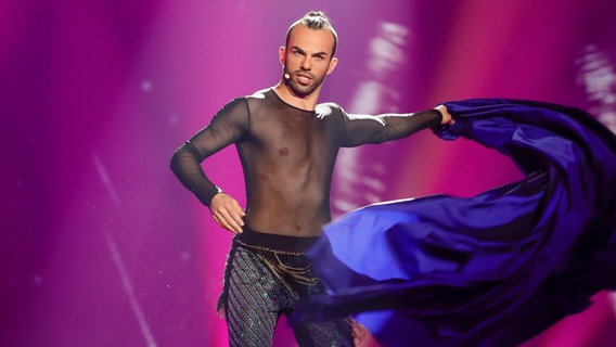 Slavko Kalezić performt "Space" auf der Bühne in Kiew. Slavko Kalezić performt "Space" auf der Bühne in Kiew. © Eurovision.tv Foto: Andres Putting