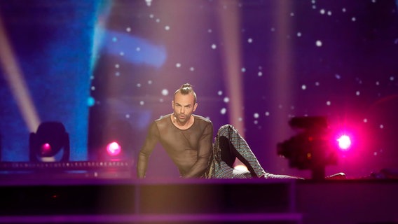 Slavko Kalezić performt "Space" auf der Bühne in Kiew. © Eurovision.tv Foto: Andres Putting