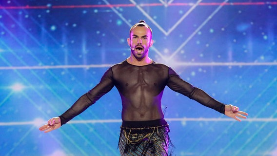 Slavko Kalezic performt "Space" auf der ESC-Bühne. © Eurovision.tv Foto: Thomas Hanses