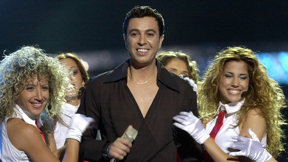 Der israelische Sänger Lior Narkis im Finale des Eurovision Song Contest 2003 in Riga. © (c) dpa 