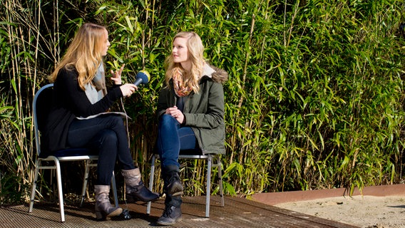 Wildcard-Bewerbin Nicole Milik mit eurovision.de Reporterin Veronika Emily Pohl. © NDR Foto: Rolf Klatt