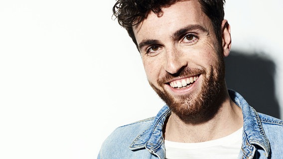 Der niederländische ESC-Kandidat Duncan Laurence lächelt. © Avotros Foto: Paul Bellaart