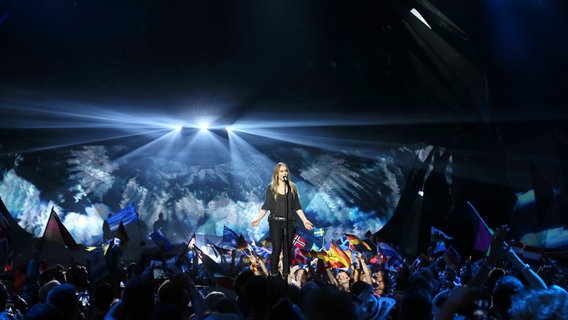 Anouk auf der Bühne, umgeben vom Fahnenmeer des Publikums beim ESC 2013. © NDR Foto: Rolf Klatt