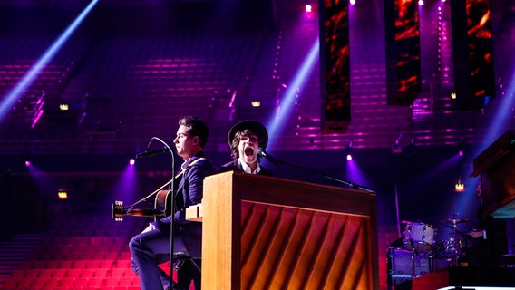 Douwe und ein Klavierspieler proben für den Auftritt. © eurovision.tv Foto: Thomas Hanses
