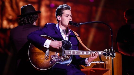 Douwe Bob singt und spielt Gitarre, hinter ihm sitzt ein Klavierspieler. © eurovision.tv Foto: Thomas Hanses (EBU)