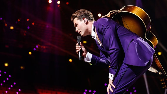 Douwe Bob singt, seine Gitarre hängt über der Schulter. © eurovision.tv Foto: Thomas Hanses (EBU)