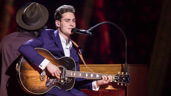 Der Niederländer Douwe Bob spielt auf einer Countrygitarre © NDR Foto: Rolf Klatt