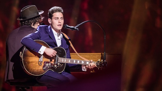 Der Niederländer Douwe Bob spielt auf einer Countrygitarre, ein weiterer Musiker spielt Klavier auf der Bühne des ersten Halbfinale in Stockholm © NDR Foto: Rolf Klatt