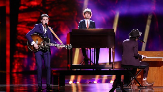 Douwe Bob und seine Musiker auf der Bühne der Globe-Arena. © NDR/Rolf Klatt Foto: Rolf Klatt