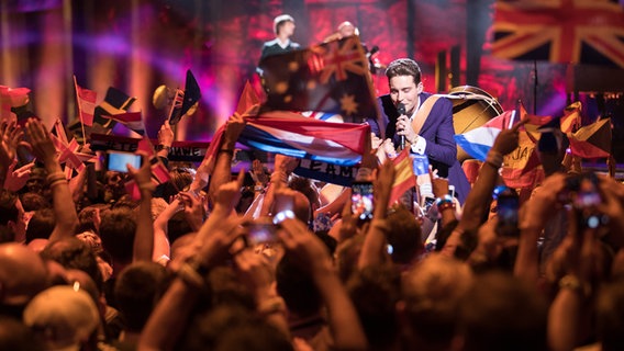 Douwe Bob aus den Niederlanden auf der ESC Bühne. © NDR Foto: Rolf Klatt