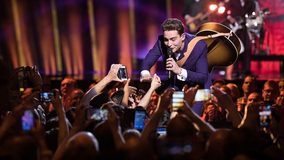 Douwe Bob aus den Niederlanden auf der ESC Bühne. © NDR Foto: Rolf Klatt