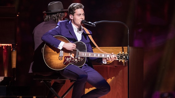 Douwe Bob aus den Niederlanden auf der ESC Bühne. © NDR Foto: Rolf Klatt