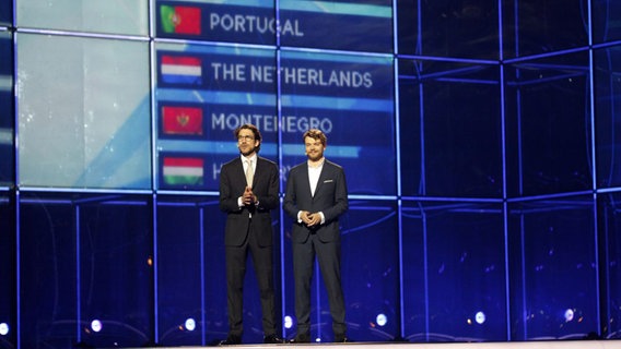Die Moderatoren Nikolaj Koppel und Pilou Asbæk auf der Bühne bei den Proben zum 1. ESC-Halbfinale in Kopenhagen © eurovision.tv Foto: Thomas Hanses