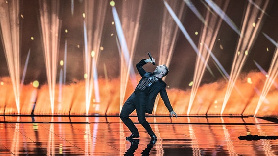 Der Sänger Vasil auf der ESC Bühne in Rotterdam beim ersten Halbfinale. © eurovision.tv Foto: Andres Putting