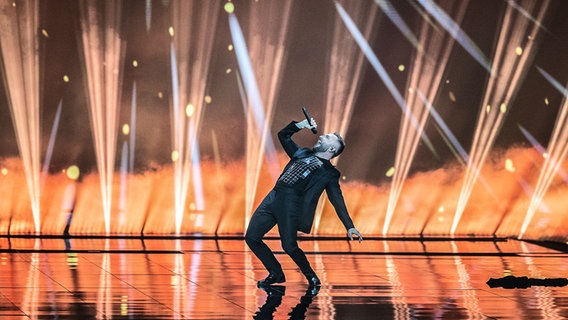 Der Sänger Vasil auf der ESC Bühne in Rotterdam beim ersten Halbfinale. © eurovision.tv Foto: Andres Putting