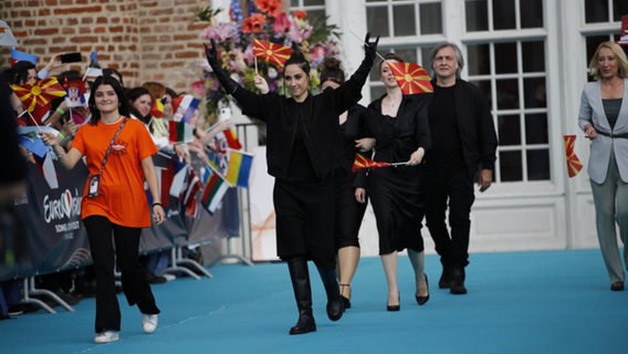 Die nordmazedonische Delegation rund um Sängerin Andrea beim Roten Teppich in Turin 2022. Die nordmazedonische Delegation rund um Sängerin Andrea beim Roten Teppich in Turin 2022. © EBU Foto: Andres Putting