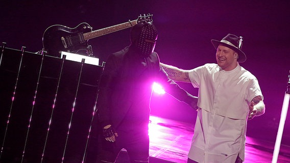 DJ und Produzent Jowst und Sänger Aleksander Walmann stehen nebeneinander auf der Bühne beim norwegischen ESC-Vorentscheid 2017. © Julia Maria Naglestad/NRK Foto: Julia Maria Naglestad