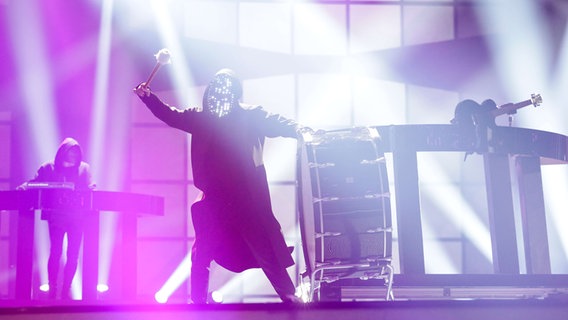Ein Trommler auf der Bühne in Kiew. © Eurovision.tv Foto: Thomas Hanses