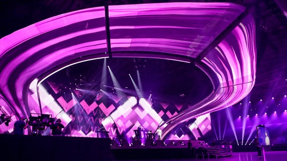 Sänger Aleksander Walmann und Produzent Jowst performen "Grab The Moment" auf der Bühne in Kiew. © Eurovision.tv Foto: Thomas Hanses