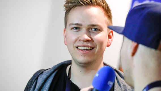 Jowst und Aleksander Walmann im Backstage-Bereich des Messezentrums in Kiew. © Eurovision.tv Foto: Andres Putting