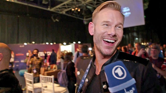 Tom Huvo vom norwegischen Trio KEiiNO im Backstage-Bereich des ESC 2019 in Tel Aviv.  