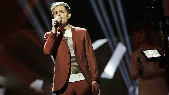 Kjetil Mørland singt bei seinem Auftritt beim norwegischen ESC-Vorentscheid ins Mikrofon. © NRK Foto: Julia Naglestad