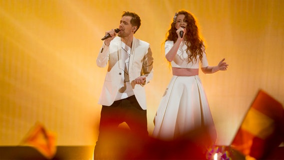 Mørland & Debrah Scarlett auf der ESC-Bühne in Wien. © NDR Foto: Rolf Klatt