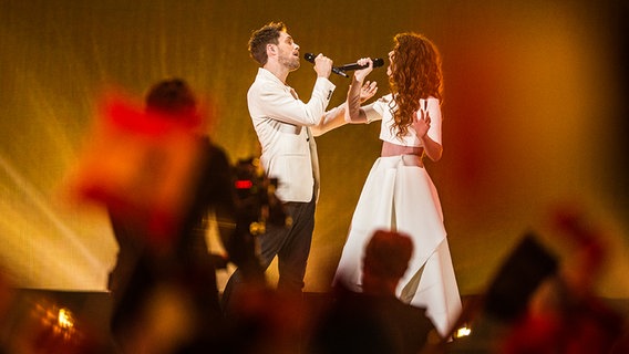 Mørland & Debrah Scarlett auf der ESC-Bühne in Wien. © NDR Foto: Rolf Klatt