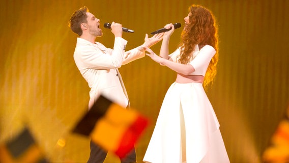 Mørland & Debrah Scarlett auf der ESC-Bühne in Wien. © NDR Foto: Rolf Klatt