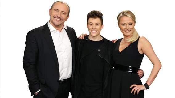 Der belgische ESC-Kandidat 2015 Loïc Nottet zusammen mit einem Mann und einer Frau auf einer Studioaufnahme. © RTBF 