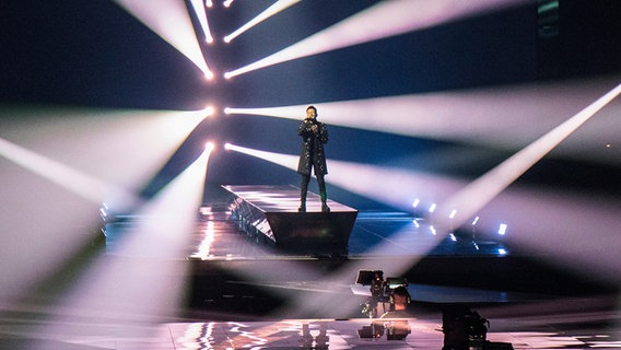 Der Sänger Vincent Bueno auf der ESC-Bühne in Rotterdam im zweiten Halbfinale. © eurovision.tv Foto: Andreas Putting
