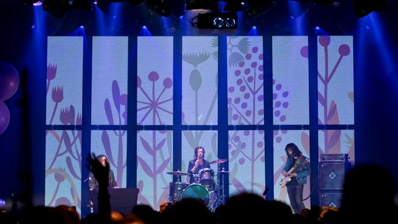 Die Makemakes aus Österreich singen bei Eurovision in Concert in Amsterdam ihren Song "I Am Yours" © NDR Foto: Rolf Klatt