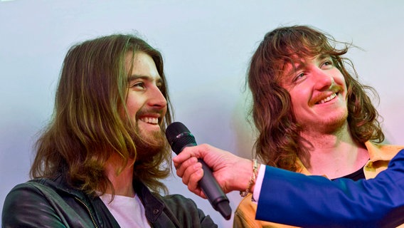 Dominik Muhrer (links) und Max Christ von den Makemakes aus Österreich bei Eurovision in Concert © NDR Foto: Rolf Klatt