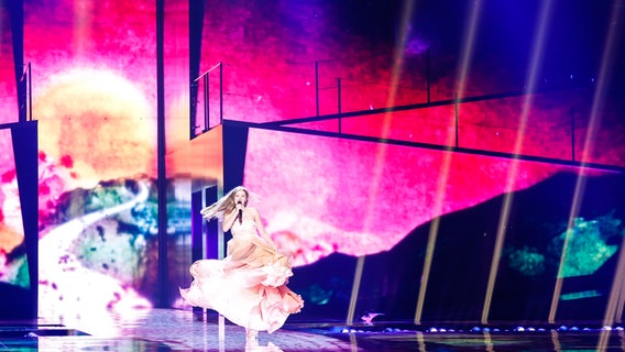 Zoë wirbelt in einem Ballkleid über die bunte Bühne. © eurovision.tv Foto: Thomas Hanses (EBU)